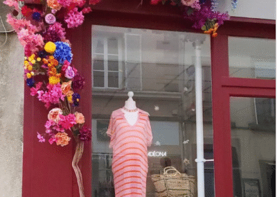 Vitrine fleurie événementielle – fleurs artificielles haut de gamme