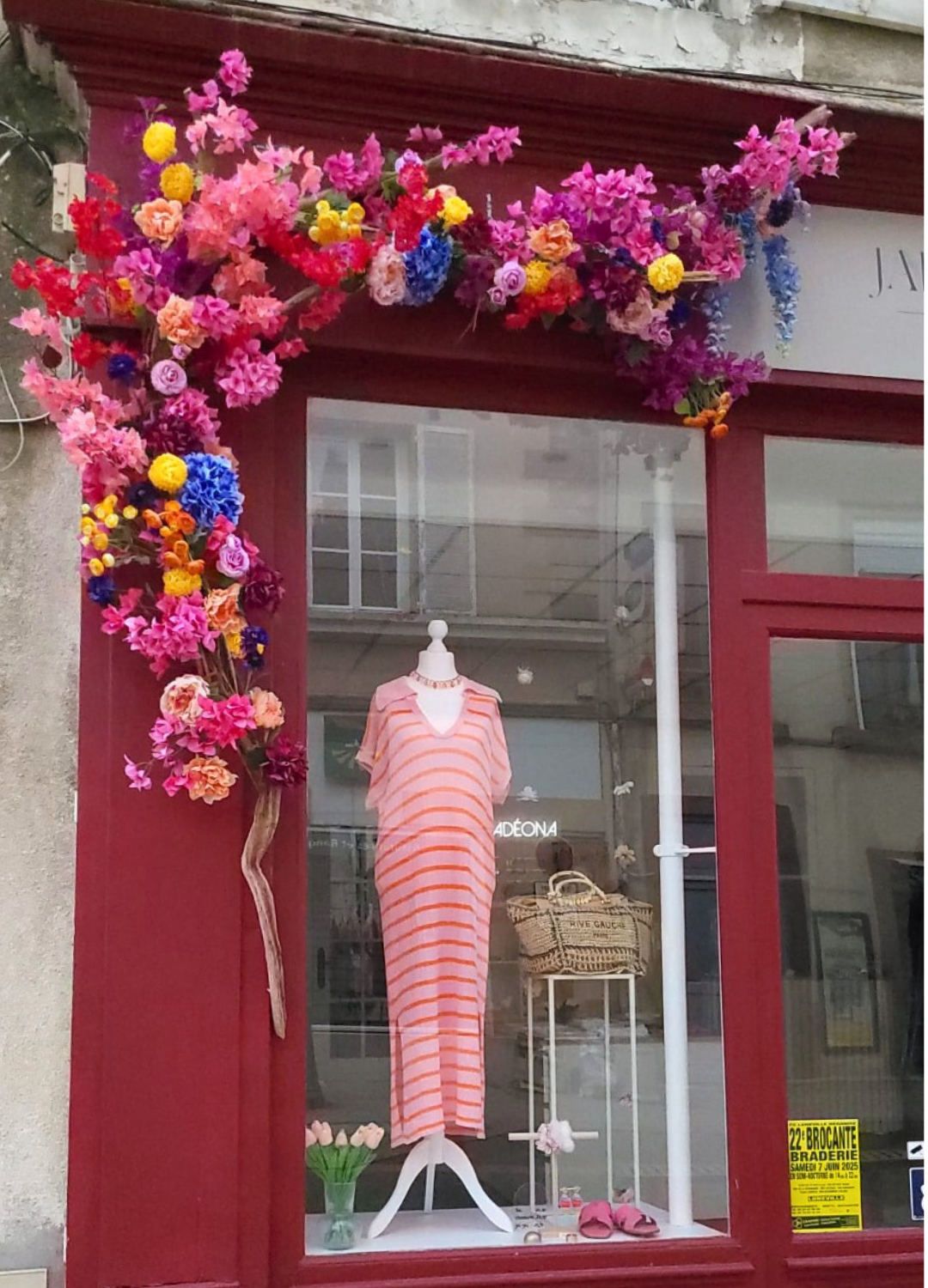 vitrine Vitrine fleurie événementielle – fleurs artificielles haut de gamme