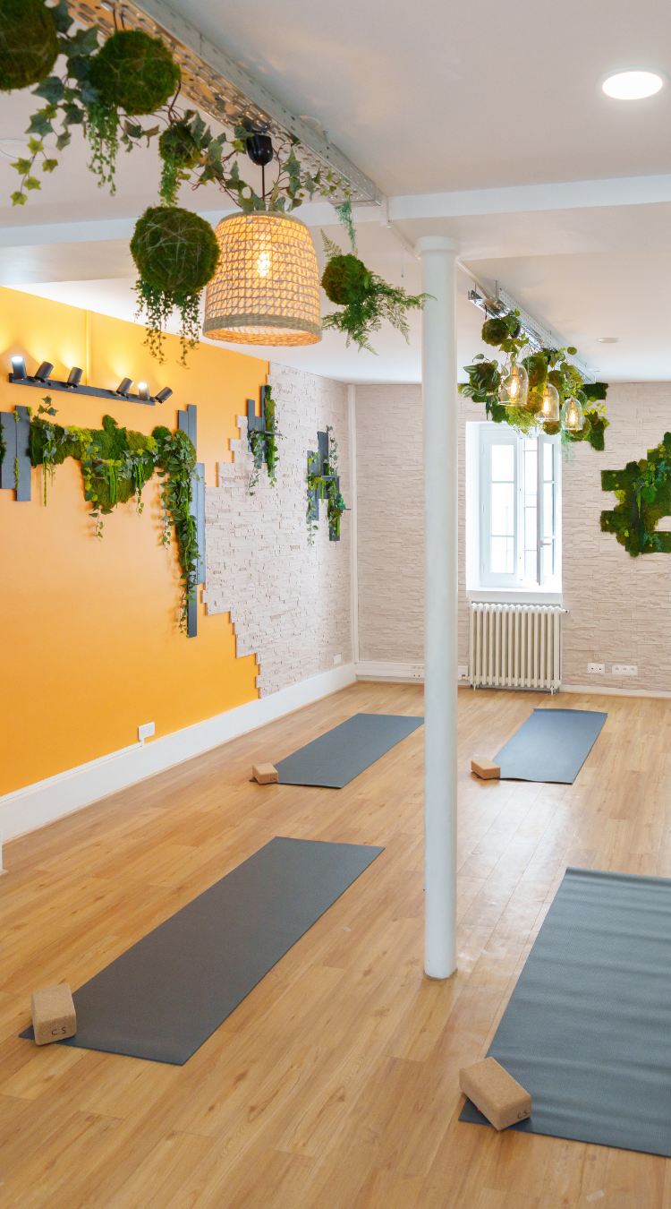 Décor végétal professionnel avec plantes stabilisées – projet sur-mesure